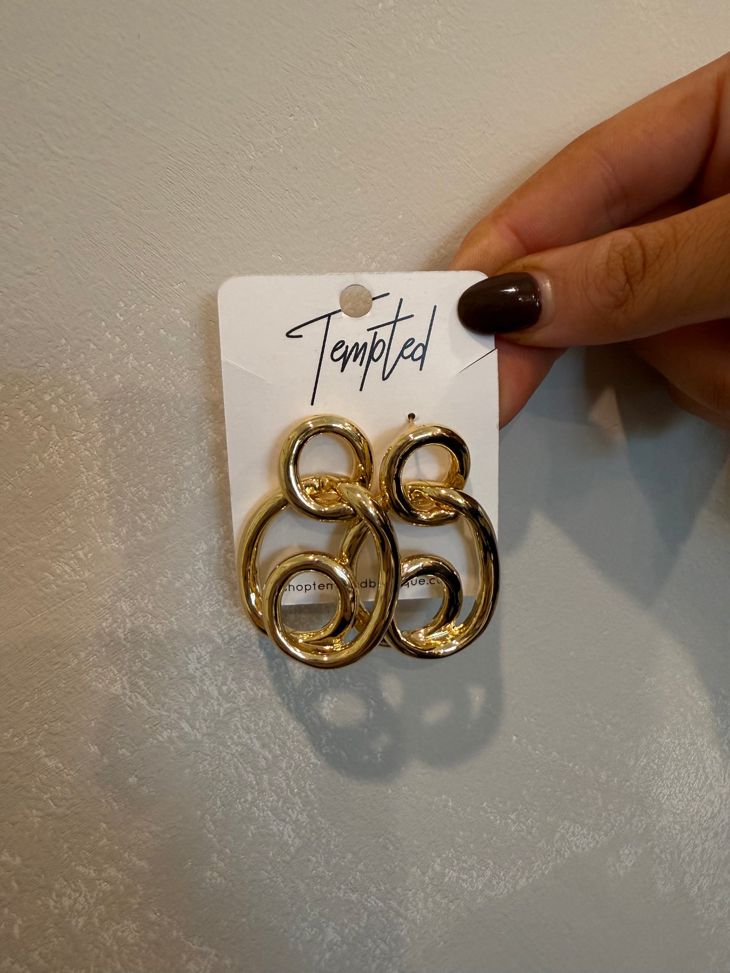 curved circle dangle earrings