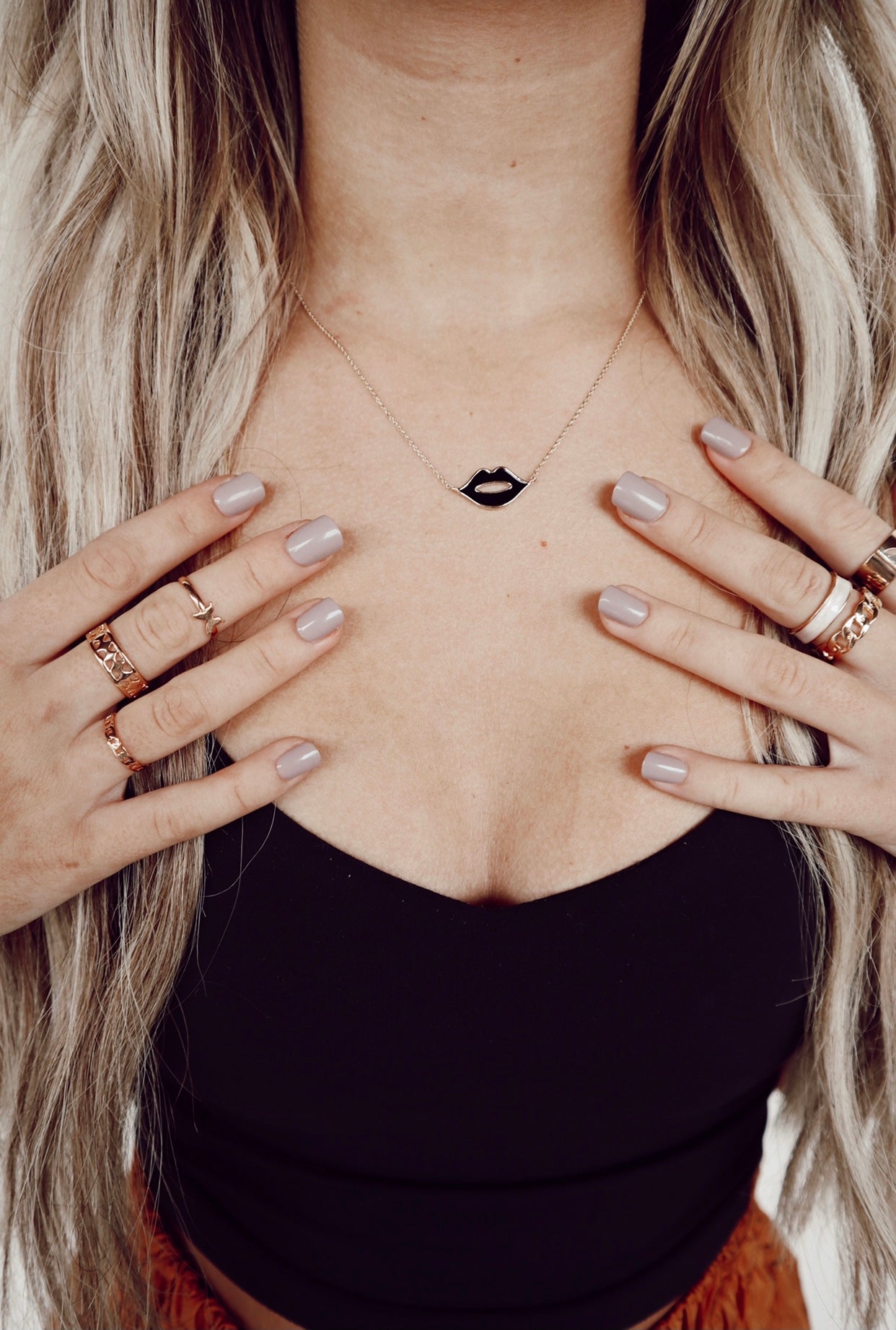 dainty lips necklace - black
