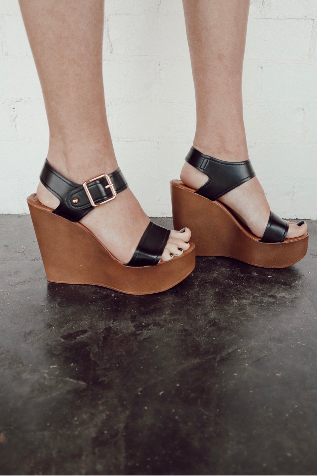 black strappy wedge